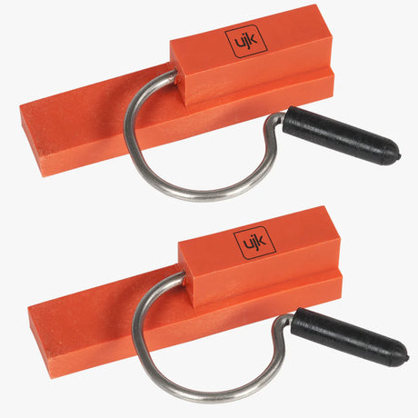 Coppia di clip di fissaggio binario UJK con corpo in polimero arancione scanalato per inserimento nella guida a T del binario, molla ad arco in acciaio inossidabile e impugnatura nera per aggancio rapido ai cani da 20 mm