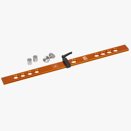 Guida con fermo di ripetizione 600 mm UJK Parf in alluminio anodizzato arancione con 2 set di fori smussati da 20 mm a passo 32 mm, fermo regolabile con manopola a leva Bristol nera, 2 cani da 25 mm con foro M8 e manopola di bloccaggio in acciaio inossidabile